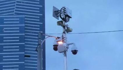 墨爾本街頭驚現持槍神秘人 監控捕捉緊張一幕，警方迅速介入